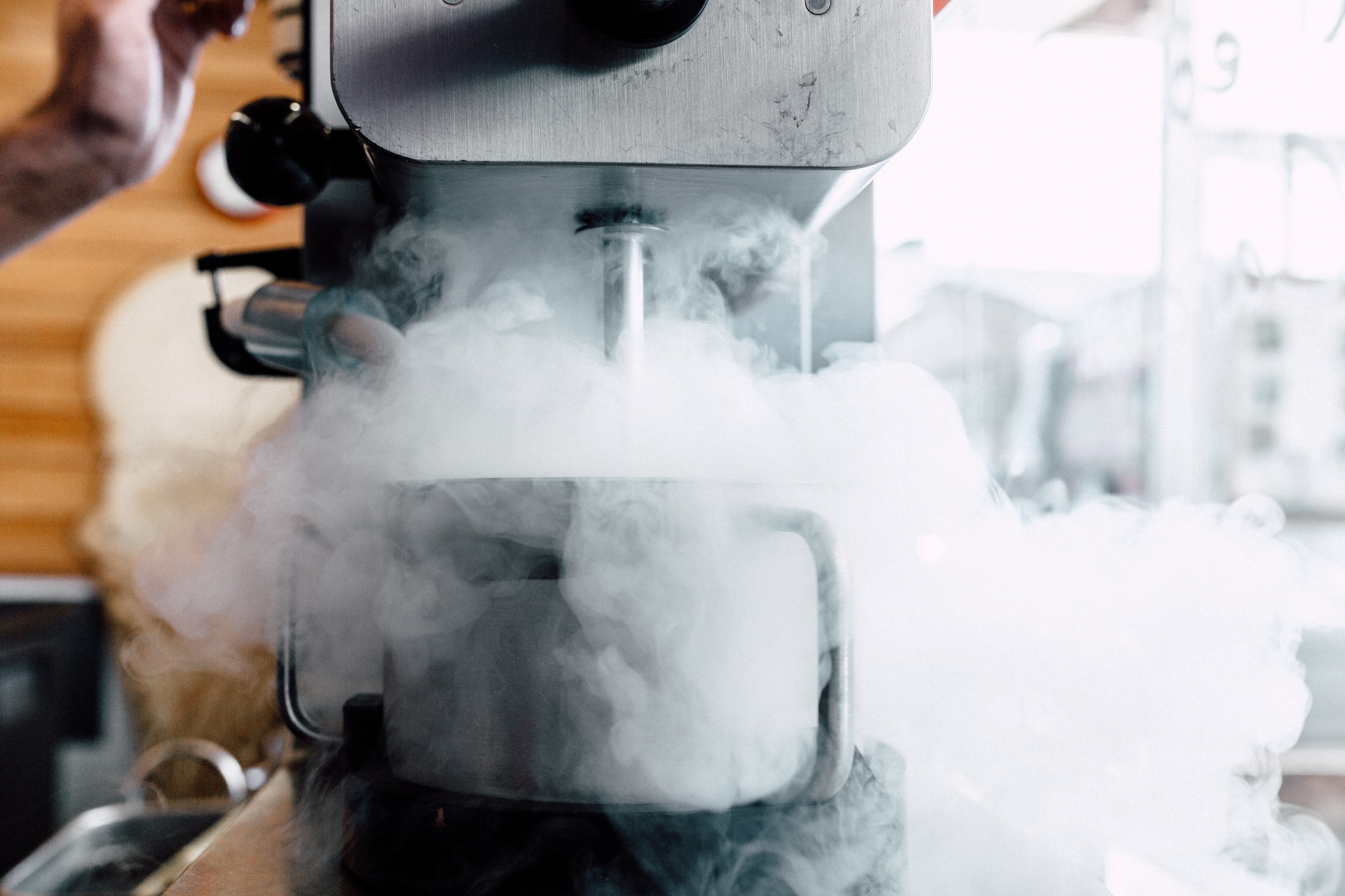 English: "Nitrogen gas production for industrial applications in Iraq. We supply nitrogen in both liquid and gaseous forms for various industries, including manufacturing, refrigeration, and food processing." Arabic: "إنتاج غاز النيتروجين للتطبيقات الصناعية في العراق. نوفر النيتروجين بصورته السائلة والغازية لمختلف الصناعات، بما في ذلك التصنيع، التبريد، ومعالجة الأغذية."