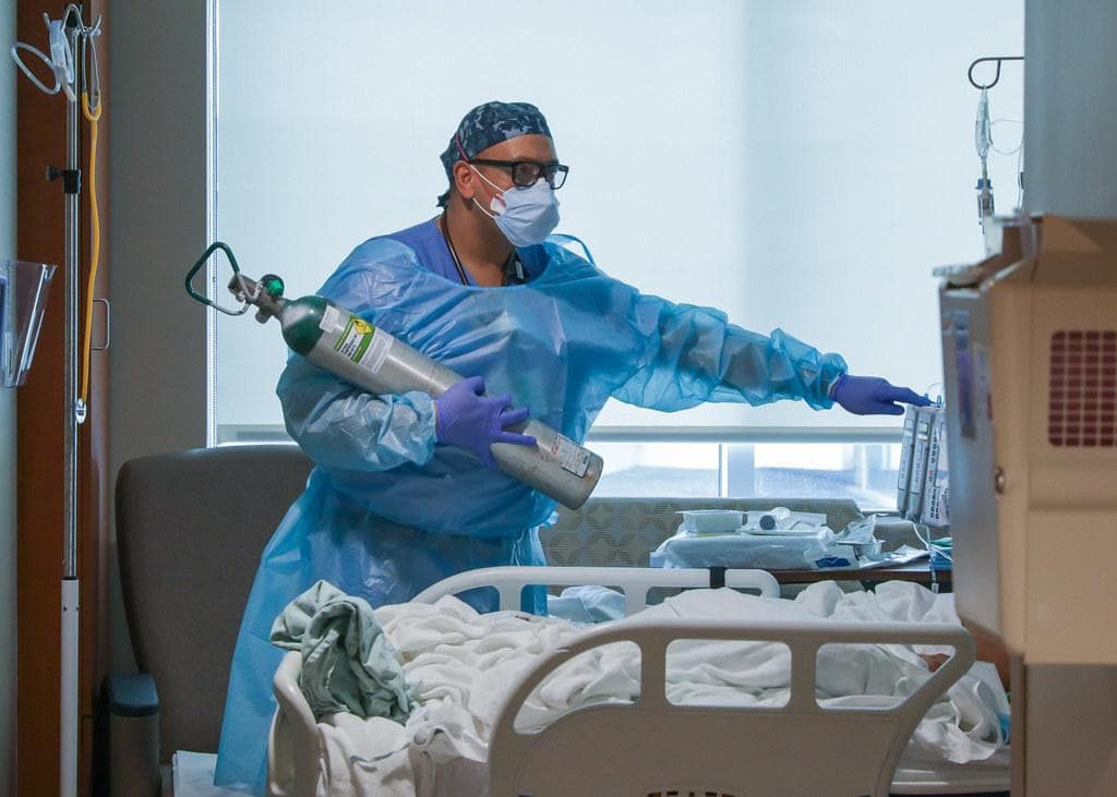 English: "Gas supply solutions for hospitals and healthcare facilities in Iraq. We provide medical-grade oxygen and nitrogen with reliable delivery, ensuring the well-being of patients and medical staff." Arabic: "حلول توريد الغاز للمستشفيات والمرافق الصحية في العراق. نوفر الأكسجين والنيتروجين الطبي بجودة عالية وتوصيل موثوق، لضمان سلامة المرضى والكوادر الطبية."