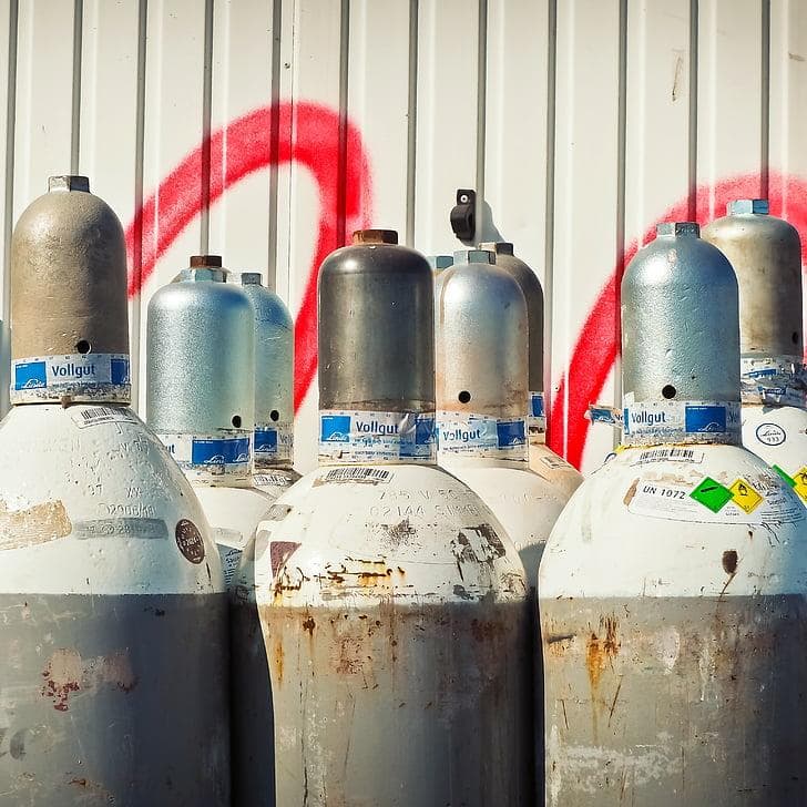 English: "High-quality empty gas cylinders available for industrial and medical use in Iraq. Our cylinders are certified for safety and reliability, suitable for oxygen, nitrogen, and other gases." Arabic: "أسطوانات غاز فارغة عالية الجودة للاستخدام الصناعي والطبي في العراق. جميع الأسطوانات معتمدة لضمان السلامة والموثوقية، ومناسبة للأكسجين والنيتروجين والغازات الأخرى."